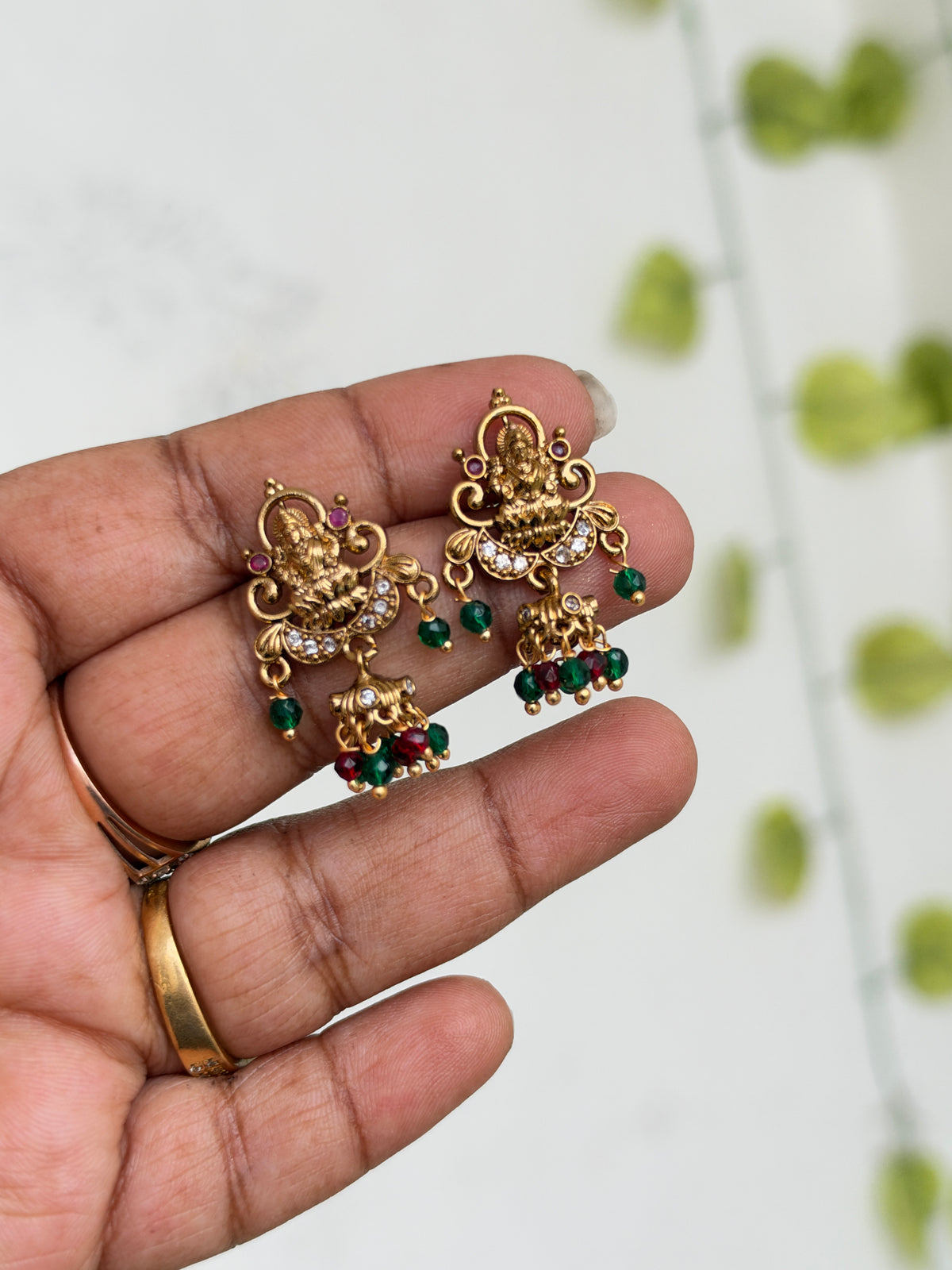 Er925 lakshimdevi butta green beads with red beads back screw earrings