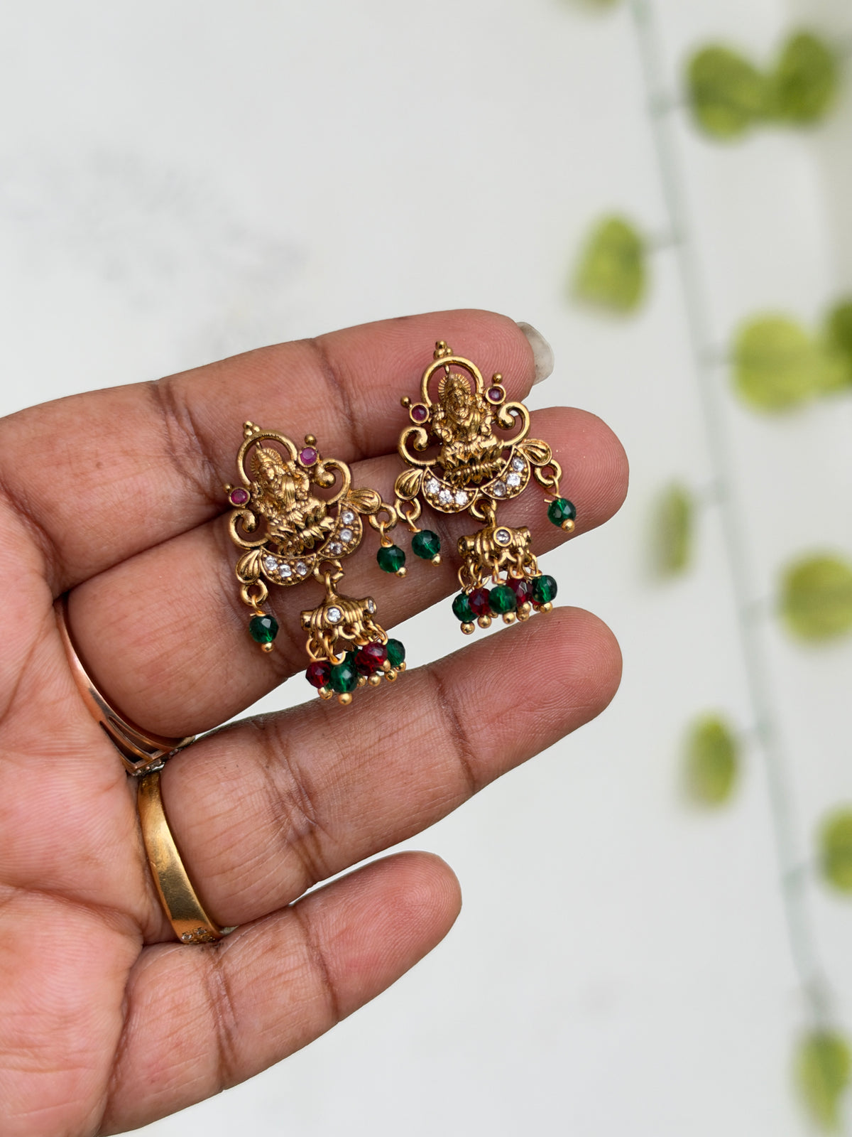 Er925 lakshimdevi butta green beads with red beads back screw earrings