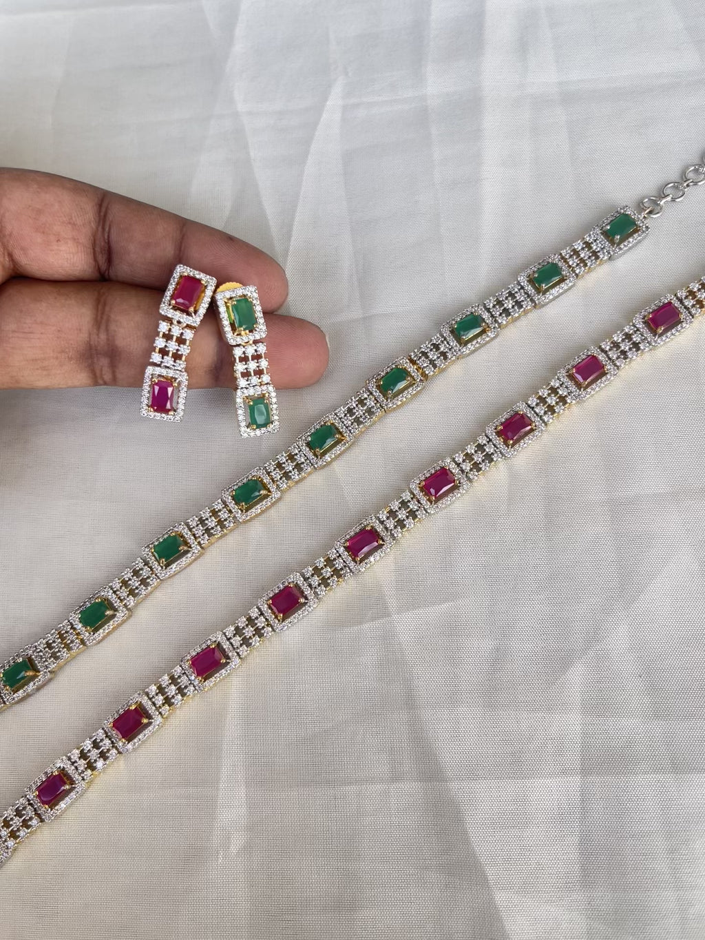Simple diamond neckset