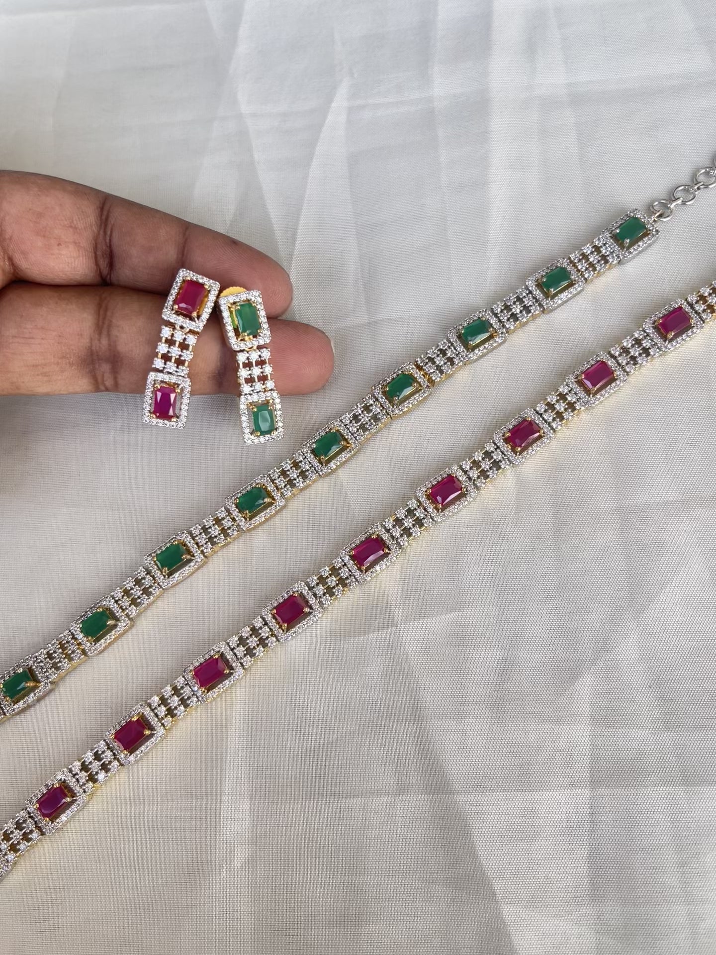 Simple diamond neckset