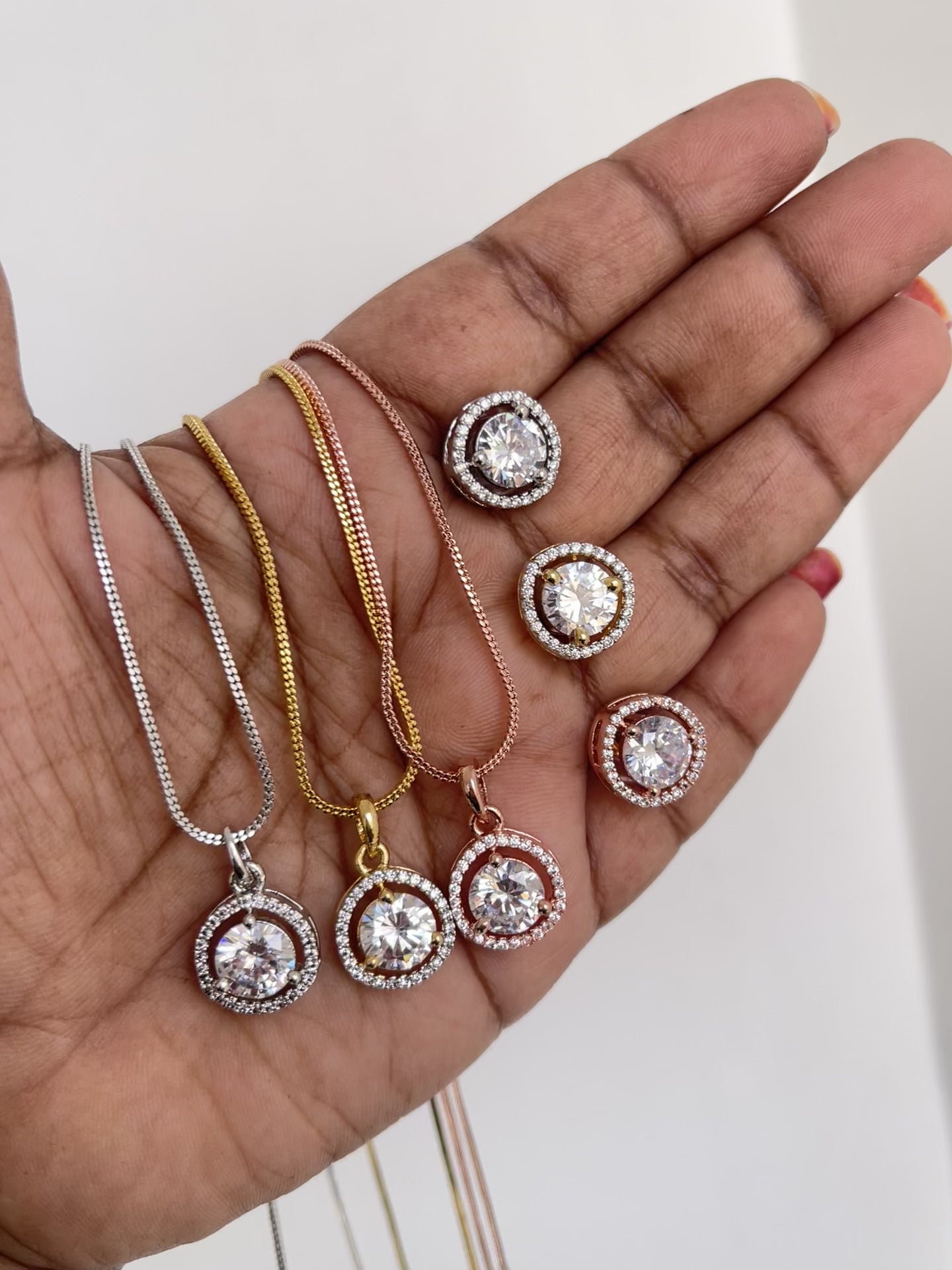 Solitaire chain with studs