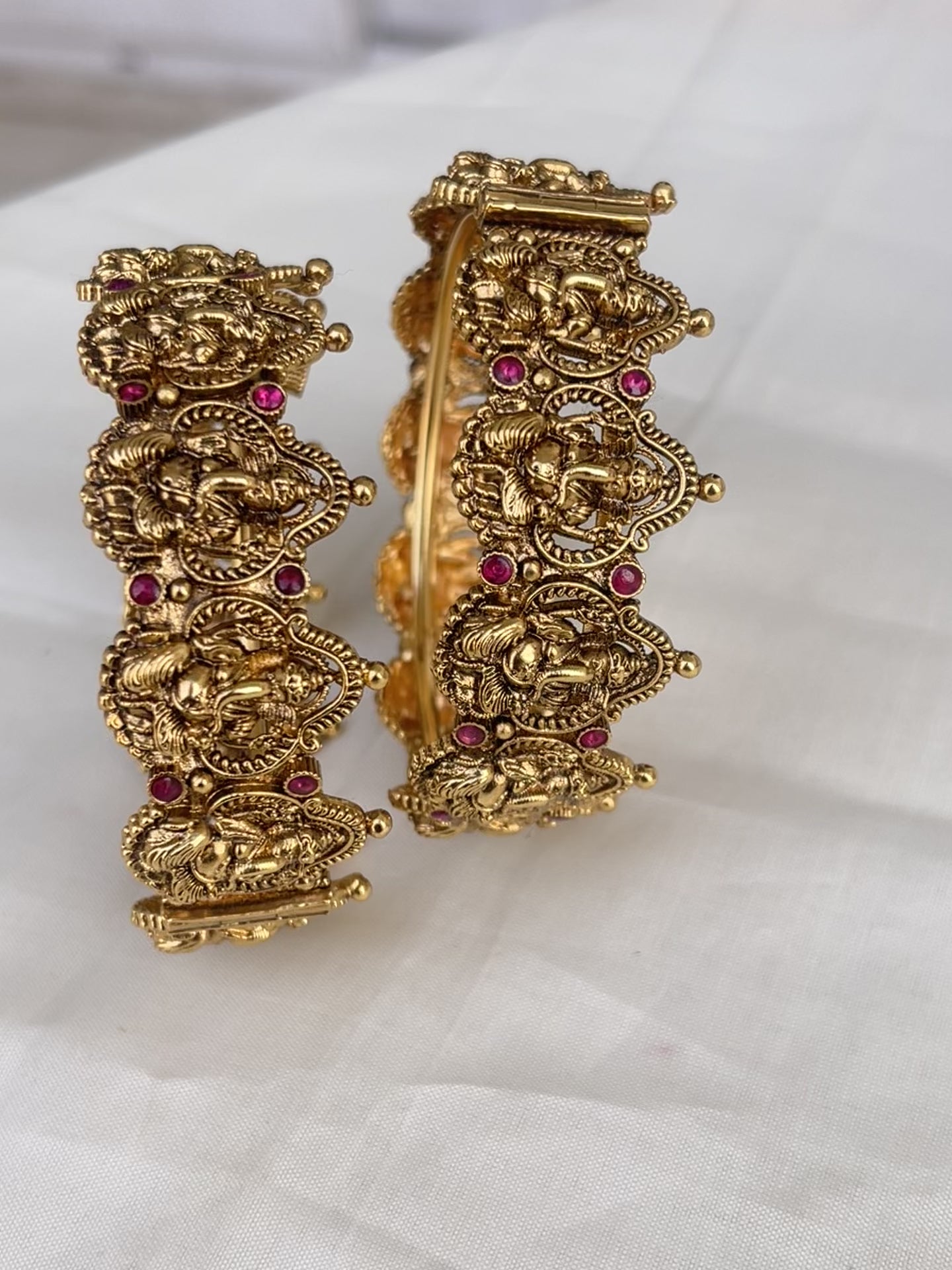 Pair of Bridal wear heavy nakshi bangles. Available in Multiple sizes