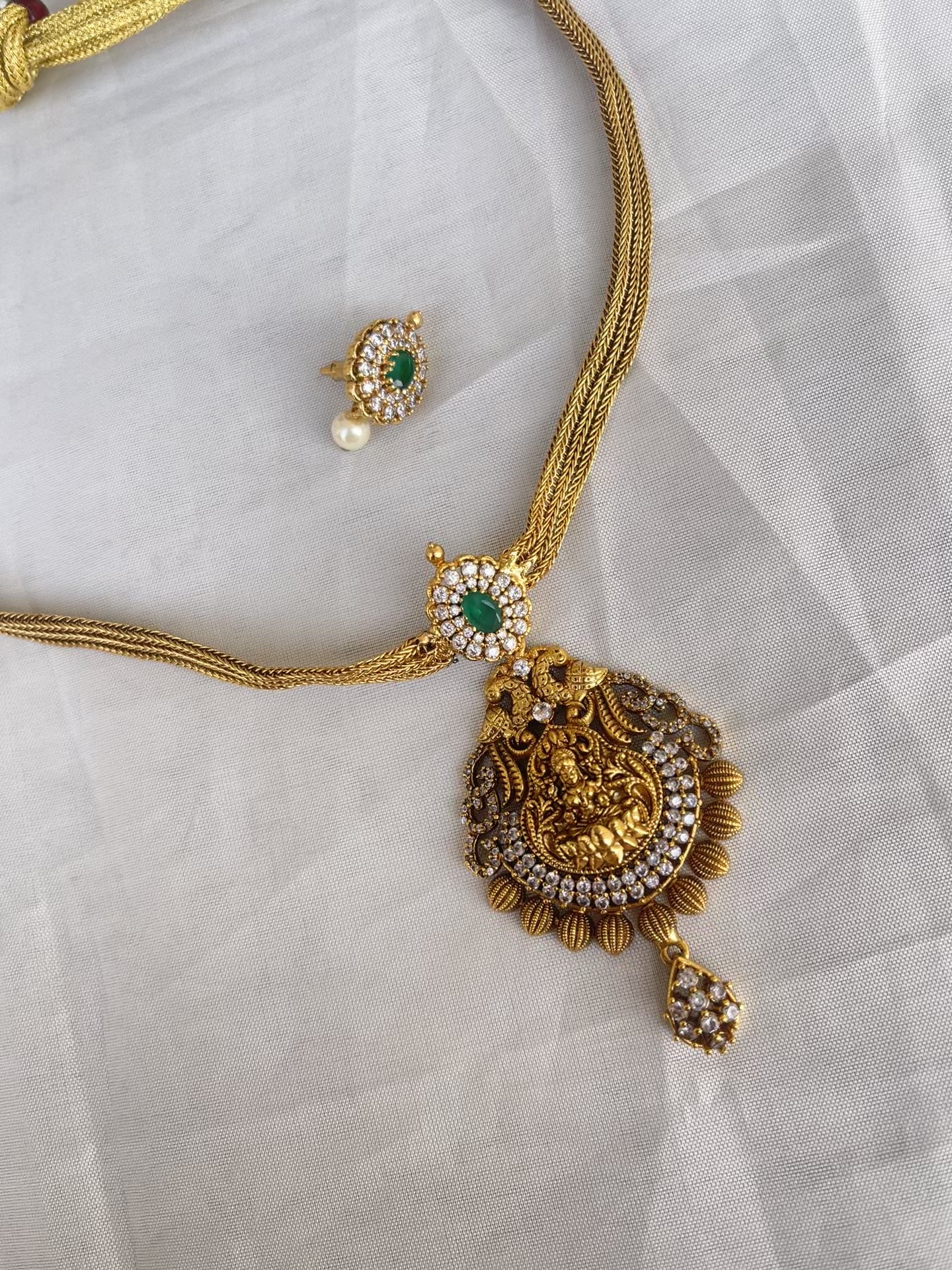 Naan chain with pendent and earrings