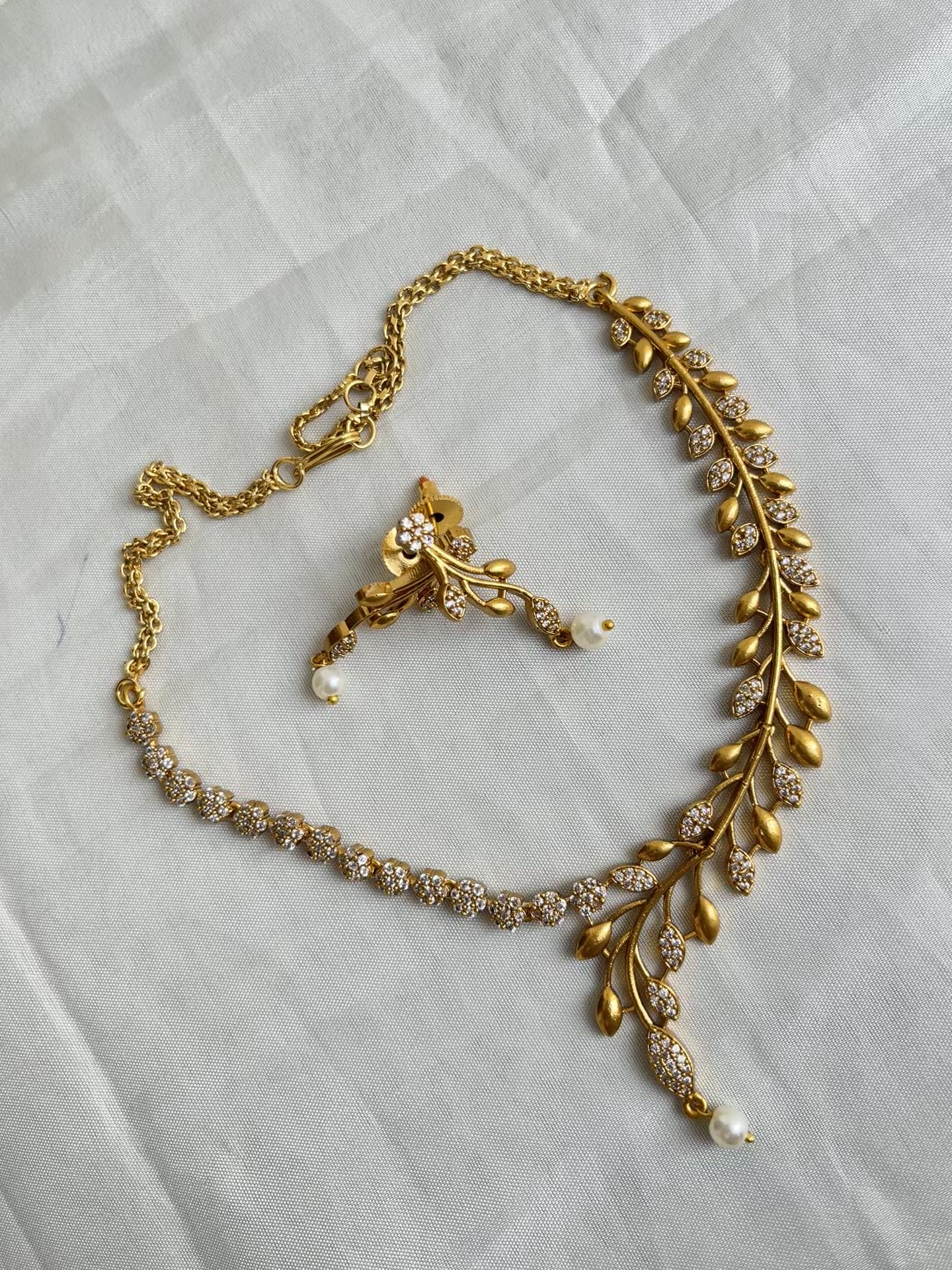 Simple leaf neckset