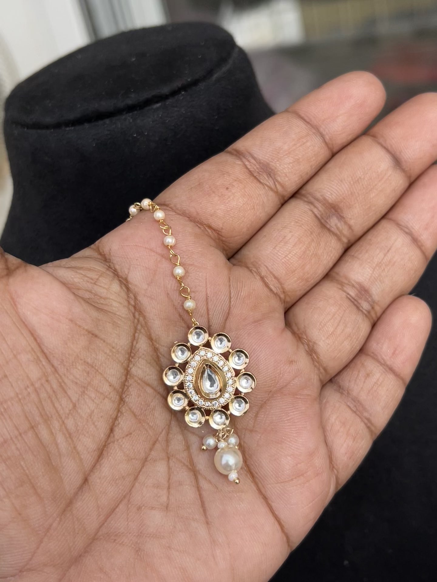 Kundan Tikka with Pearl Drop