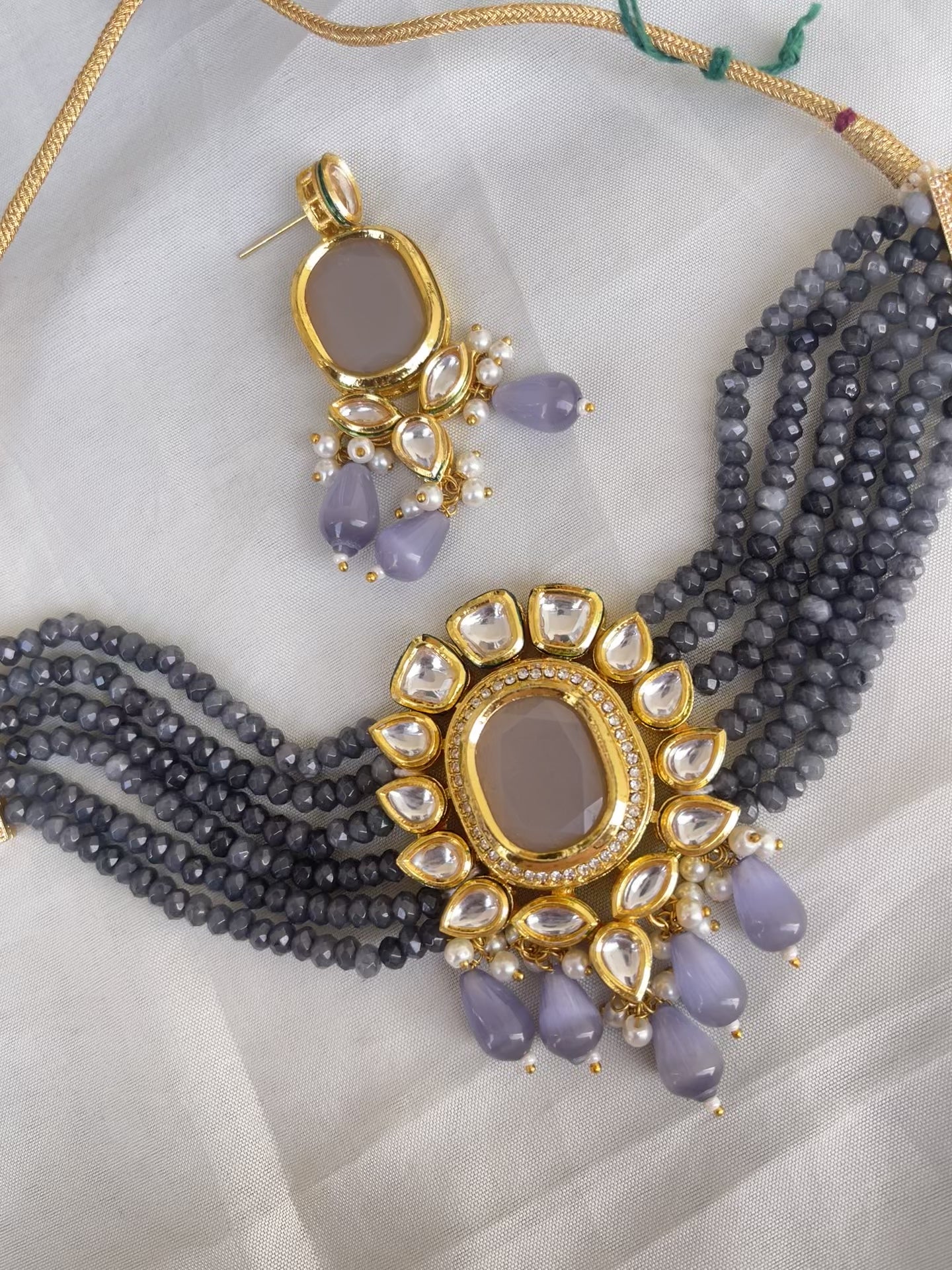 Kundan grey choker