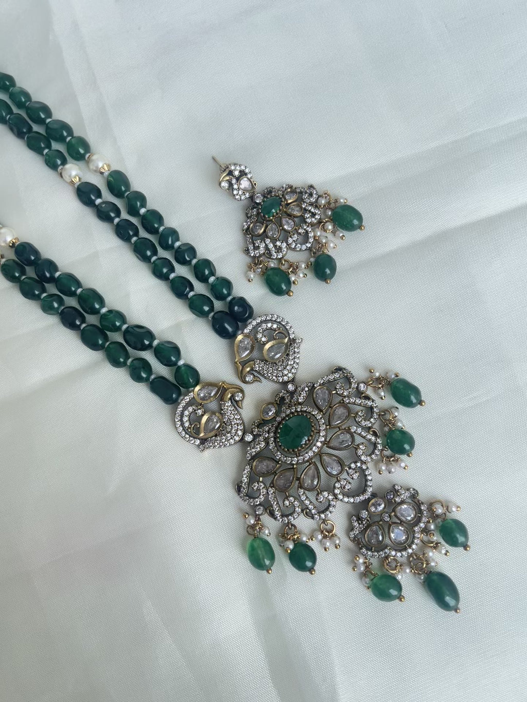 Victorian pendent with green monalisa beads