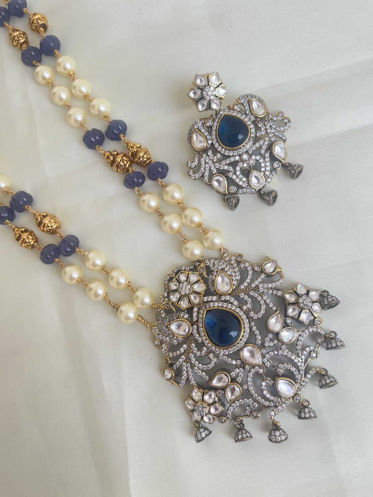 Pearl Victorian pendant with earrings