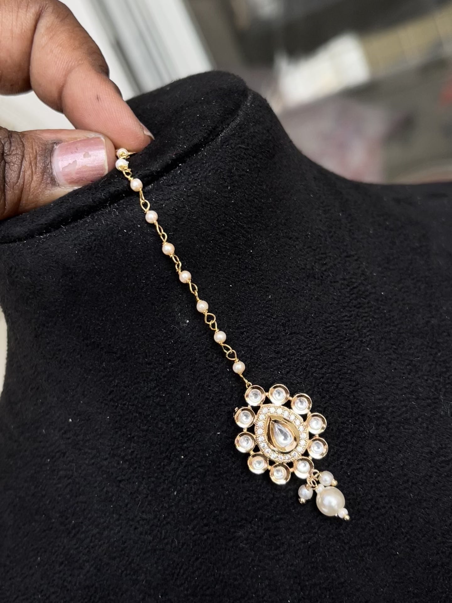 Kundan Tikka with Pearl Drop