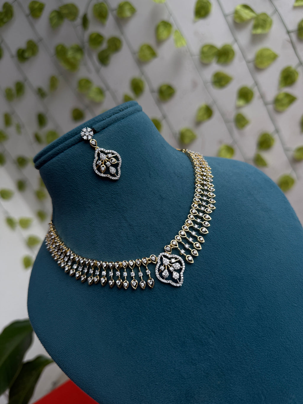 Unique diamond finish short neckset with leaf earrings ns300