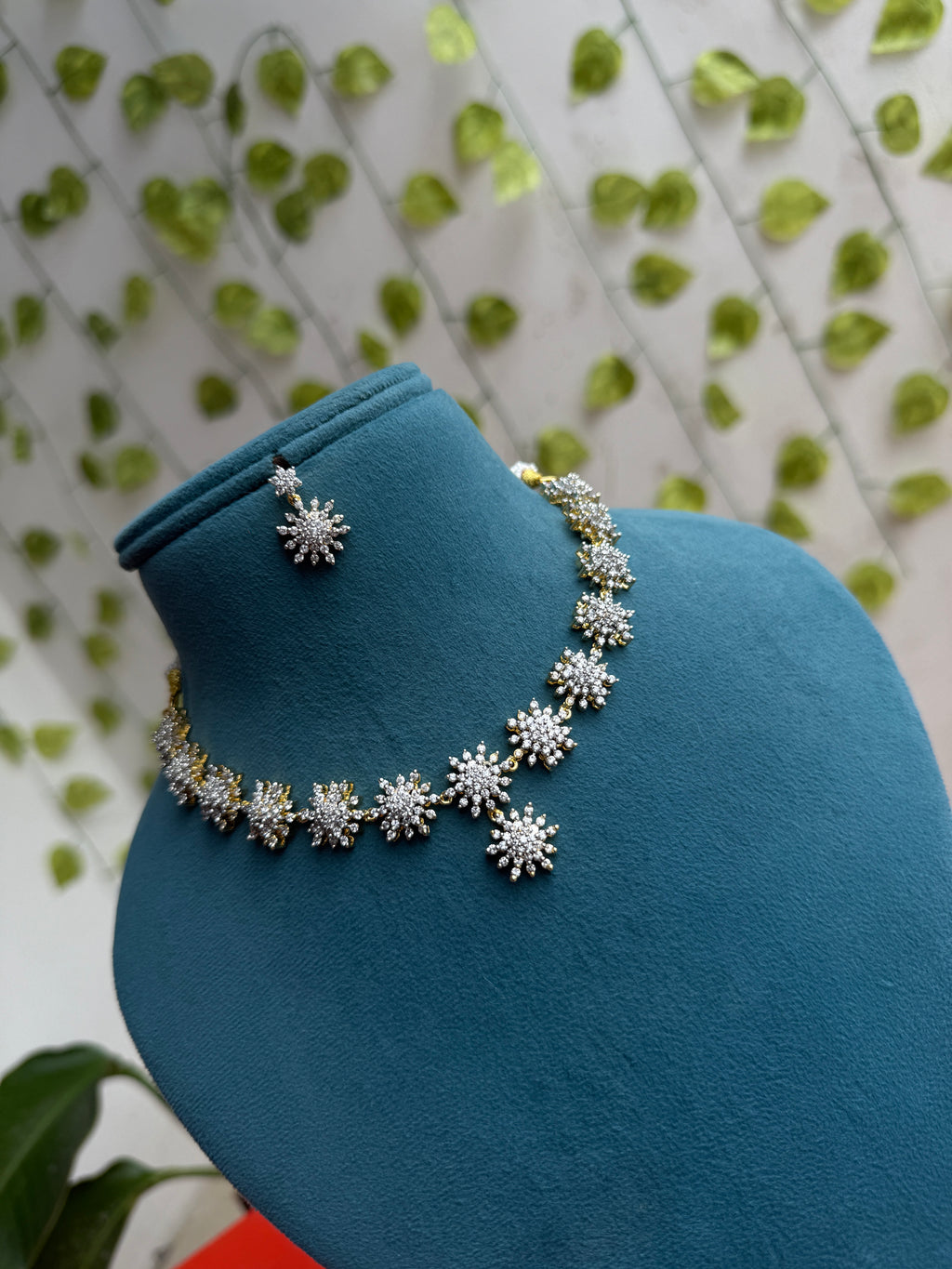 Unique flower design diamond finish neckset ns305
