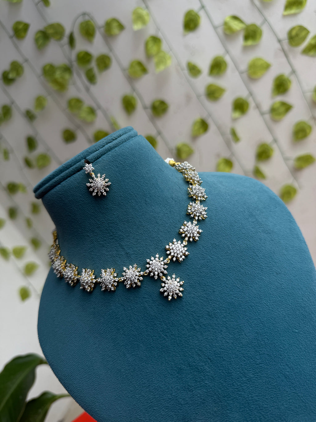Unique flower design diamond finish neckset ns305