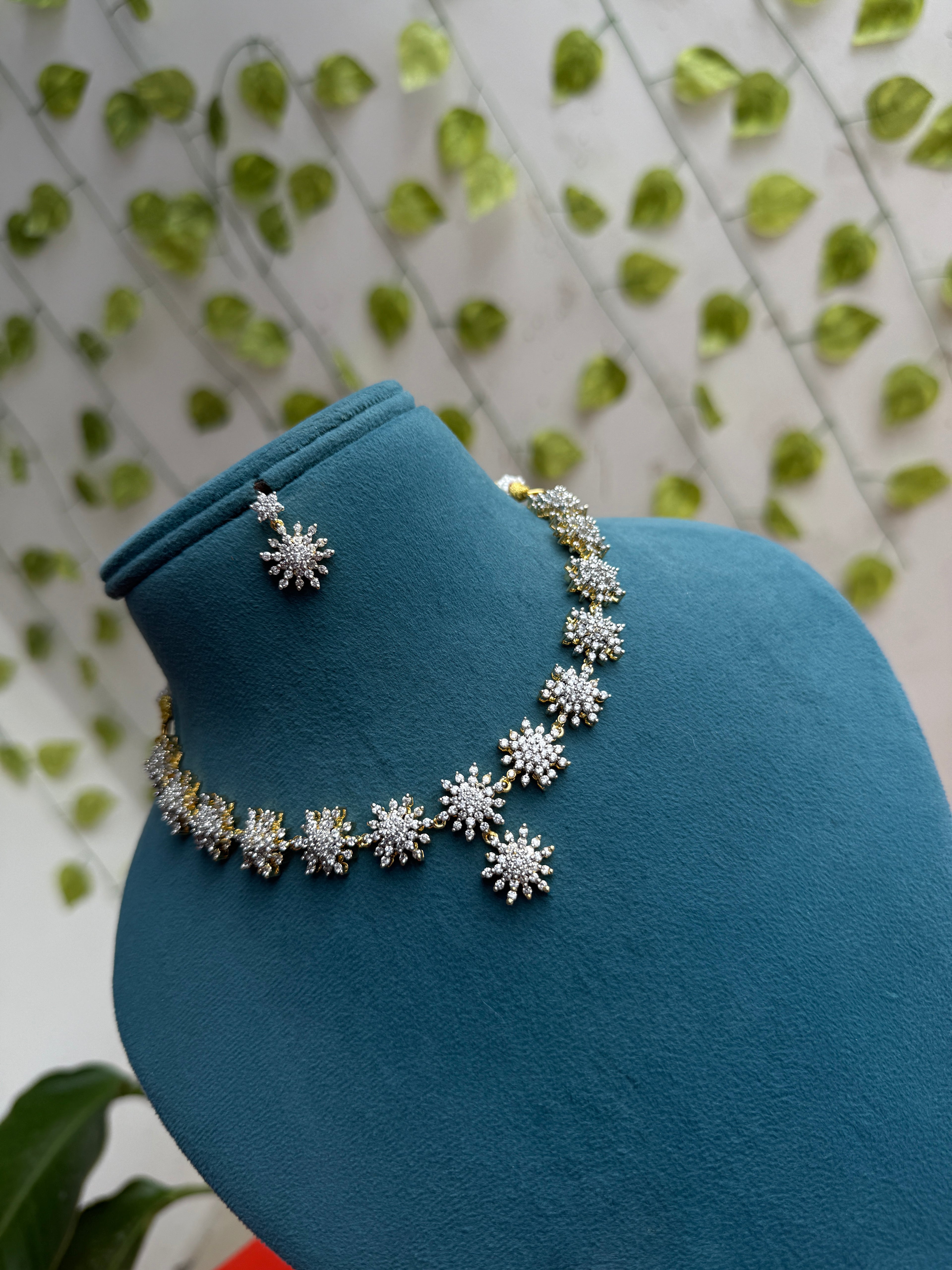 Unique flower design diamond finish neckset ns305