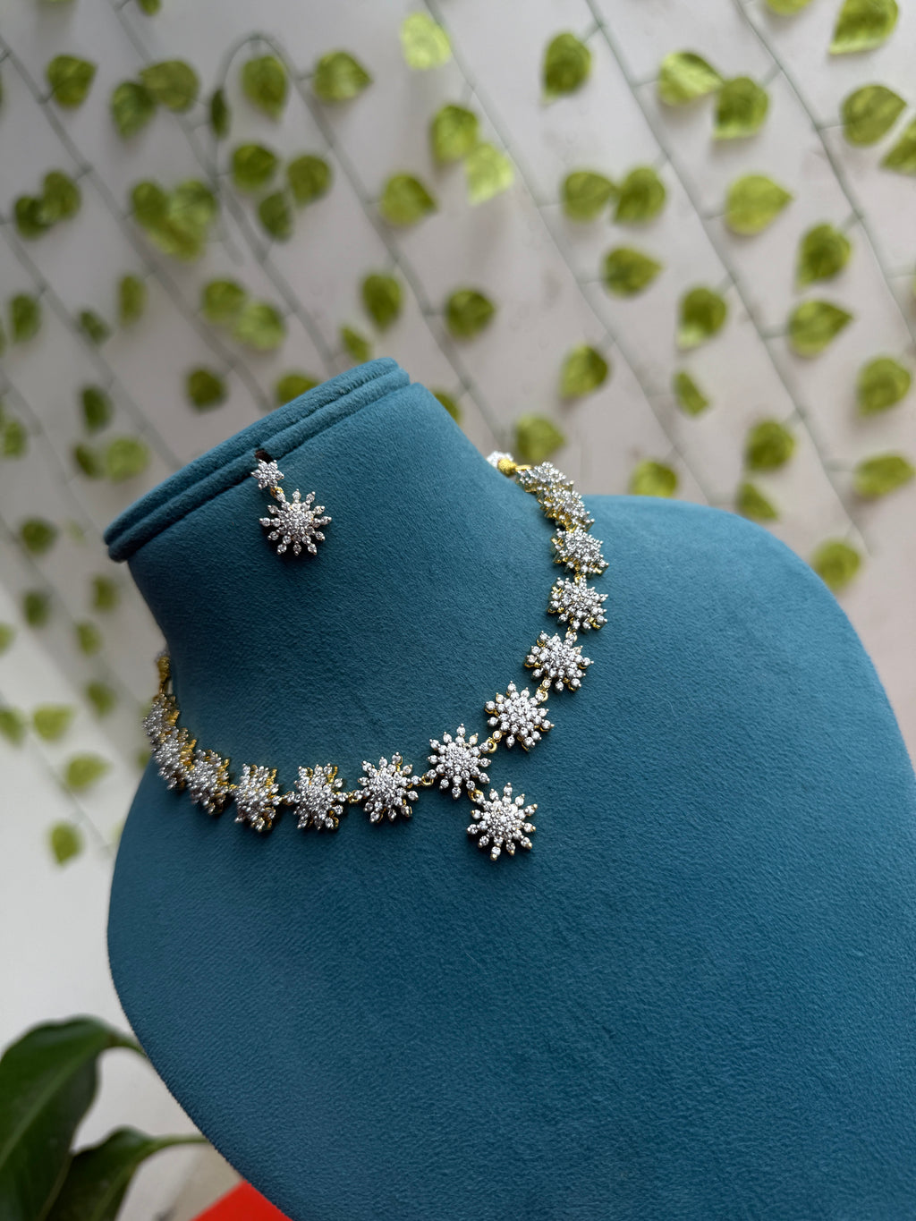 Unique flower design diamond finish neckset ns305
