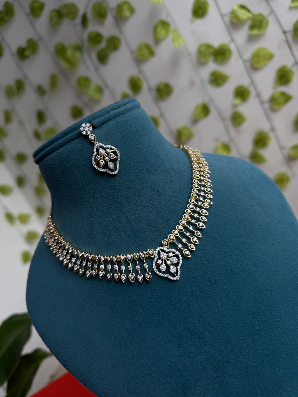 Unique diamond finish short neckset with leaf earrings ns300