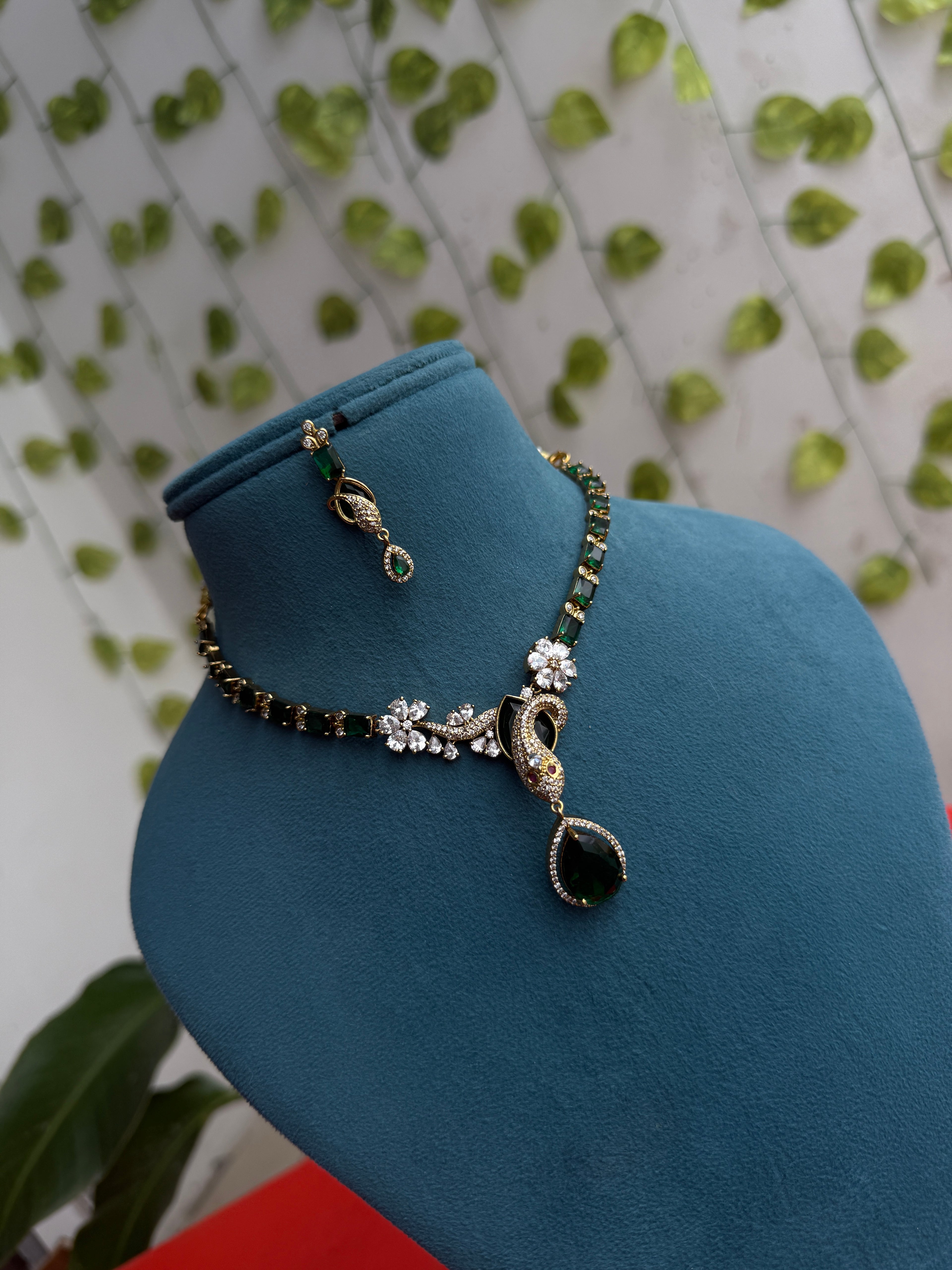 Emerald short Neckset with earrings ns830