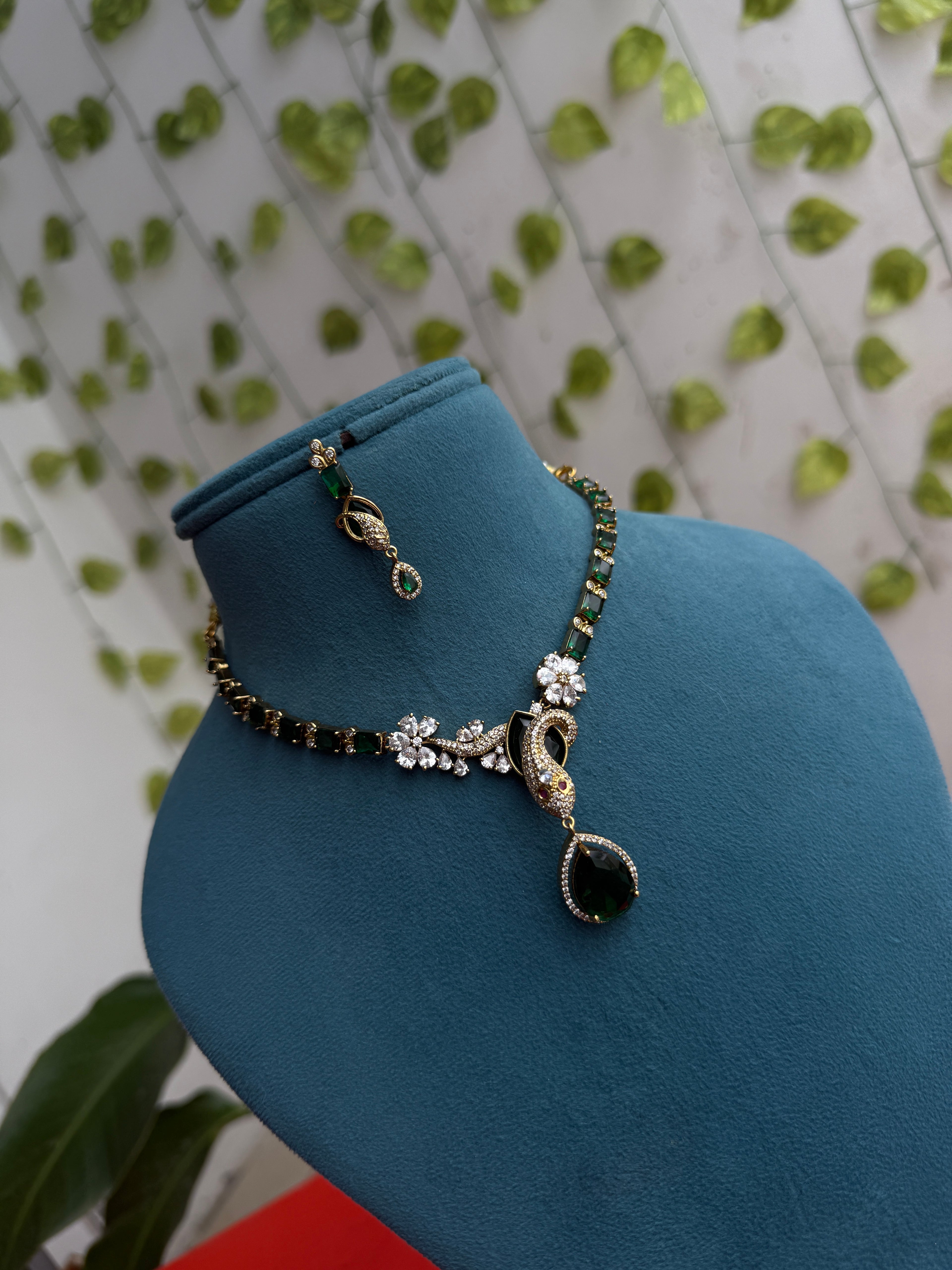 Emerald short Neckset with earrings ns830